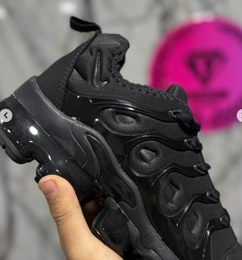 NIKE VAPORMAX PLUS