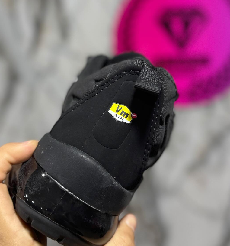 NIKE VAPORMAX PLUS
