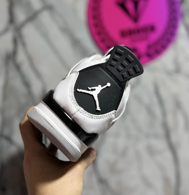 JORDAN RETRO 4