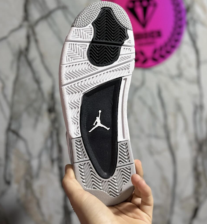 JORDAN RETRO 4