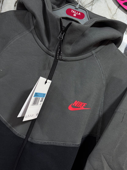 NIKE TECH
