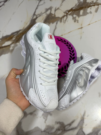 NIKE SHOX R4