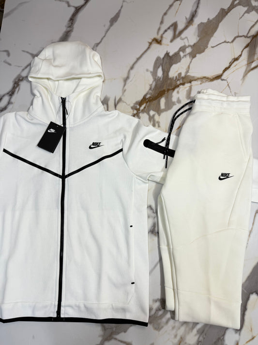 NIKE TECH