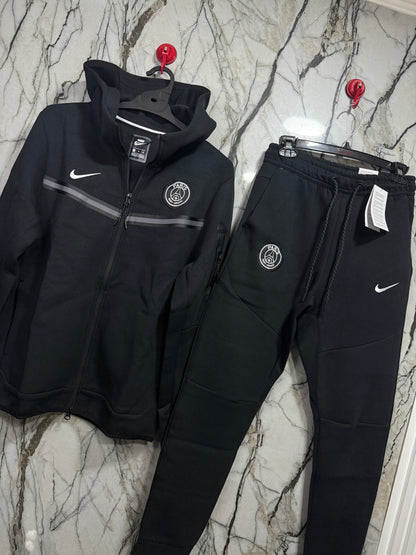 BUZO NIKE TECH X PARIS