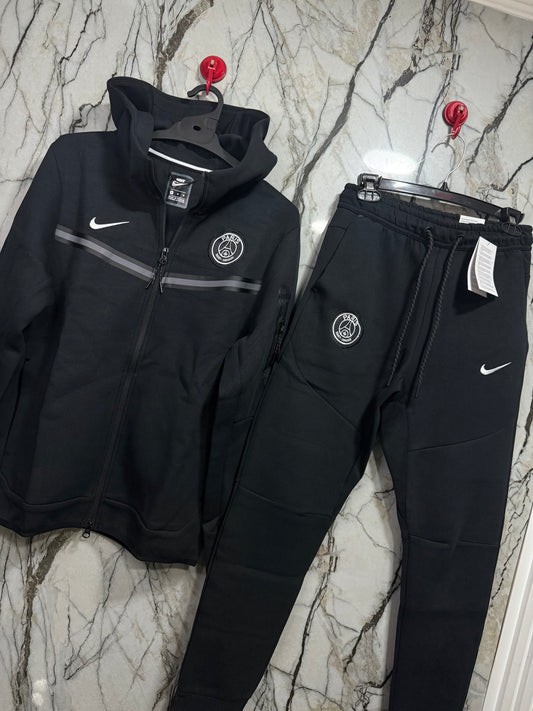BUZO NIKE TECH X PARIS
