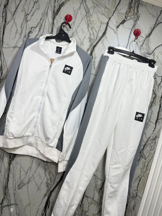 BUZO NIKE